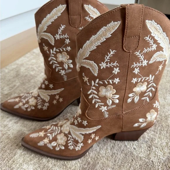 Oasis Society Brown Embroidered Western Ankle Boots - Picture 2 of 3